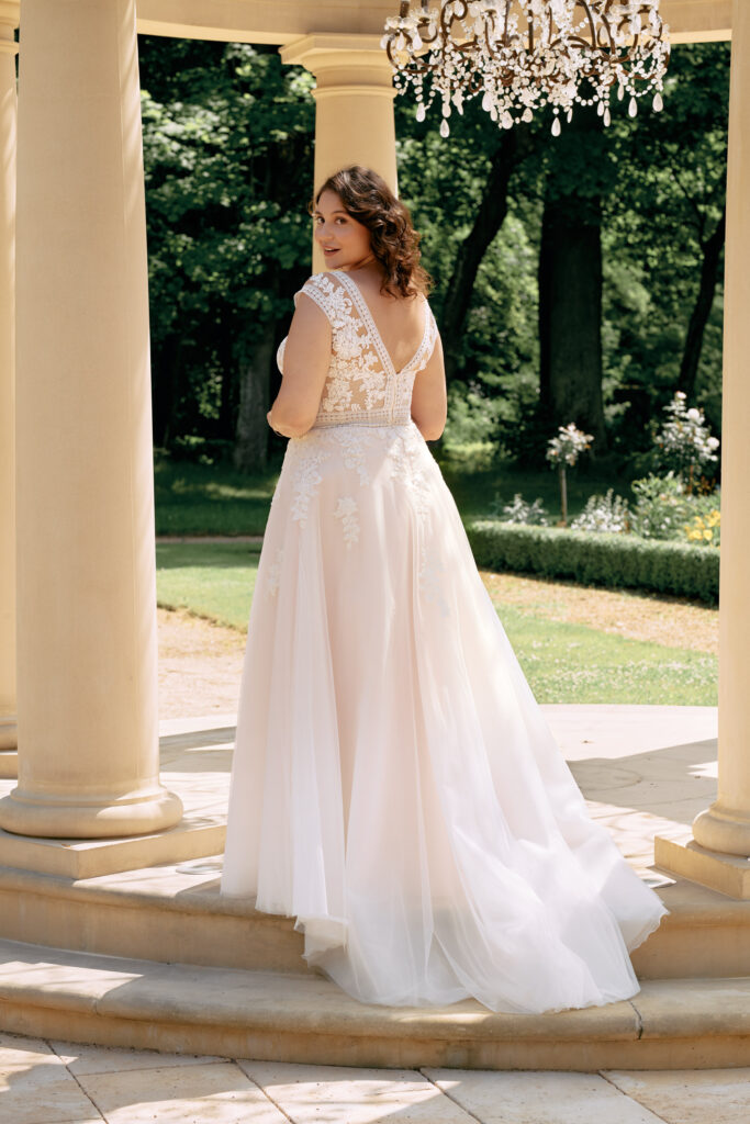 Spitzenoberteil mit einem V-Rückenausschnitt und einem Tüllrock