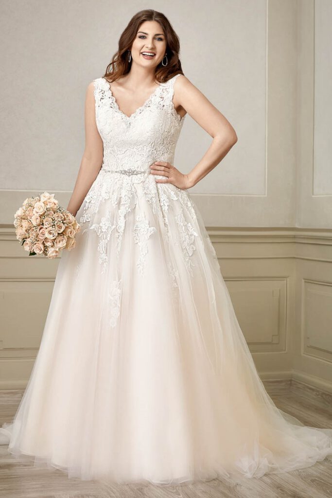 Kleid mit Spitzenoberteil, einem schlichtem Rock und einem Glitzergürtel