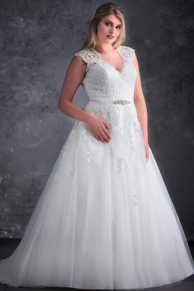 Kleid mit Spitzenoberteil, einem schlichtem Rock und einem Glitzergürtel